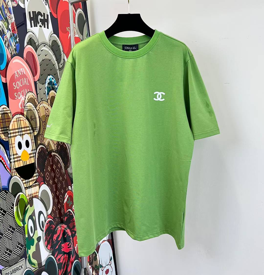 Chanel t-shirt in green with a white logo on the chest