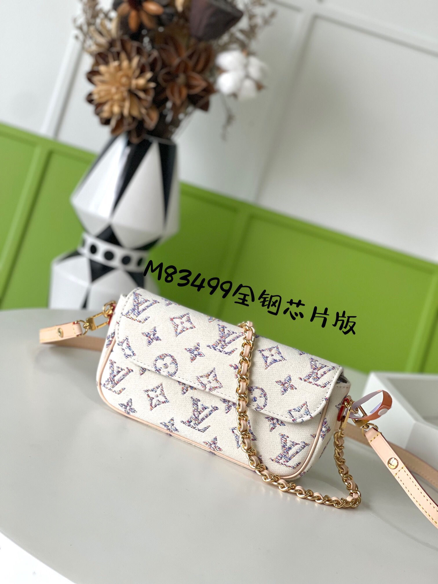 LV M83499 Sholder bag Size 23.5*12*4.3cm