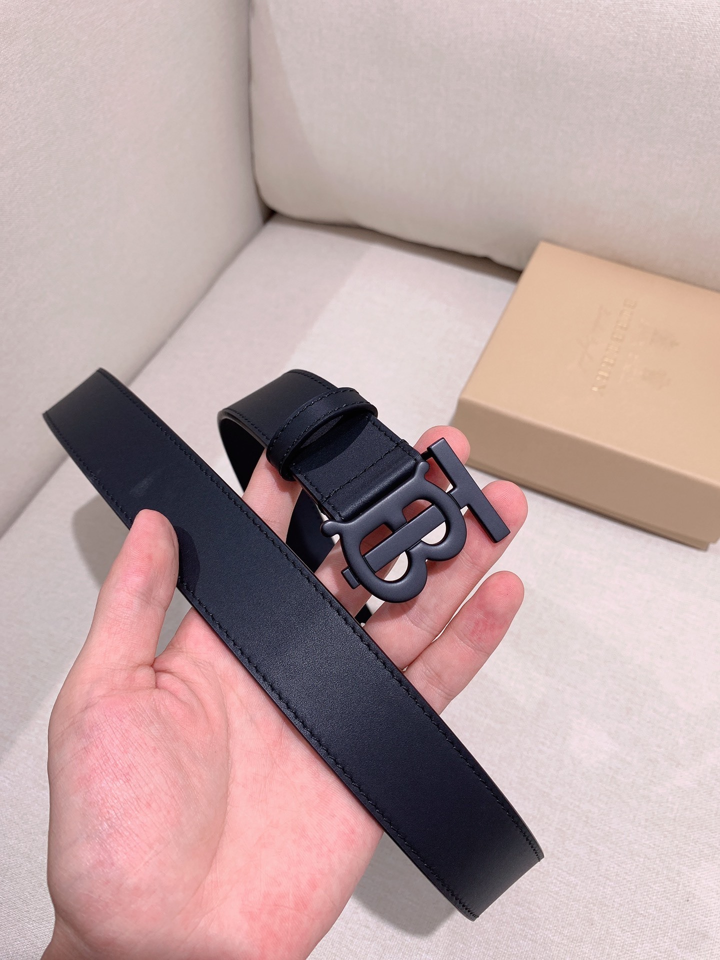Burberry monogram buckle reversible leather belt in black calf leather with a matte Thomas Burberry Monogram buckle.