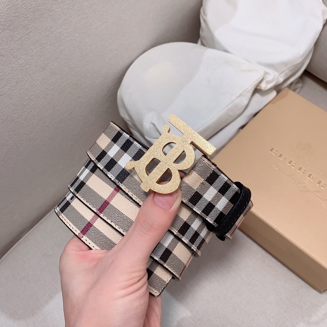 Burberry Reversible Check TB Belt in Vintage Check canvas and black leather with a gold-plated Thomas Burberry Monogram plaque buckle.