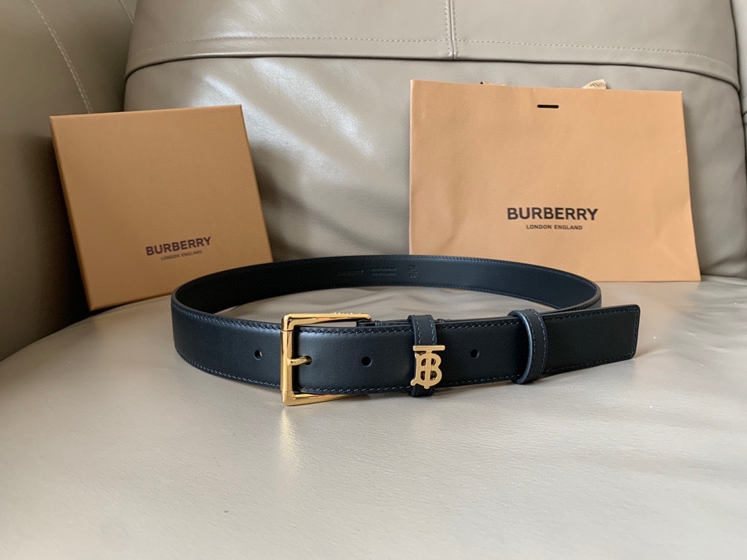 Burberry reversible leather TB belt in black with a gold-plated Thomas Burberry Monogram