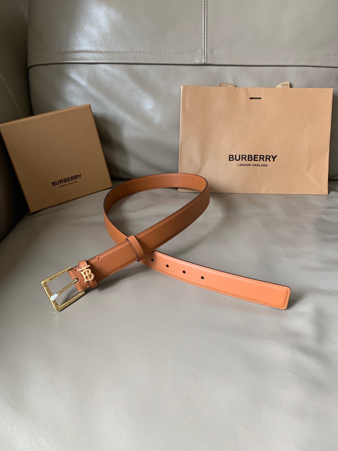 Burberry leather belt with a gold-plated