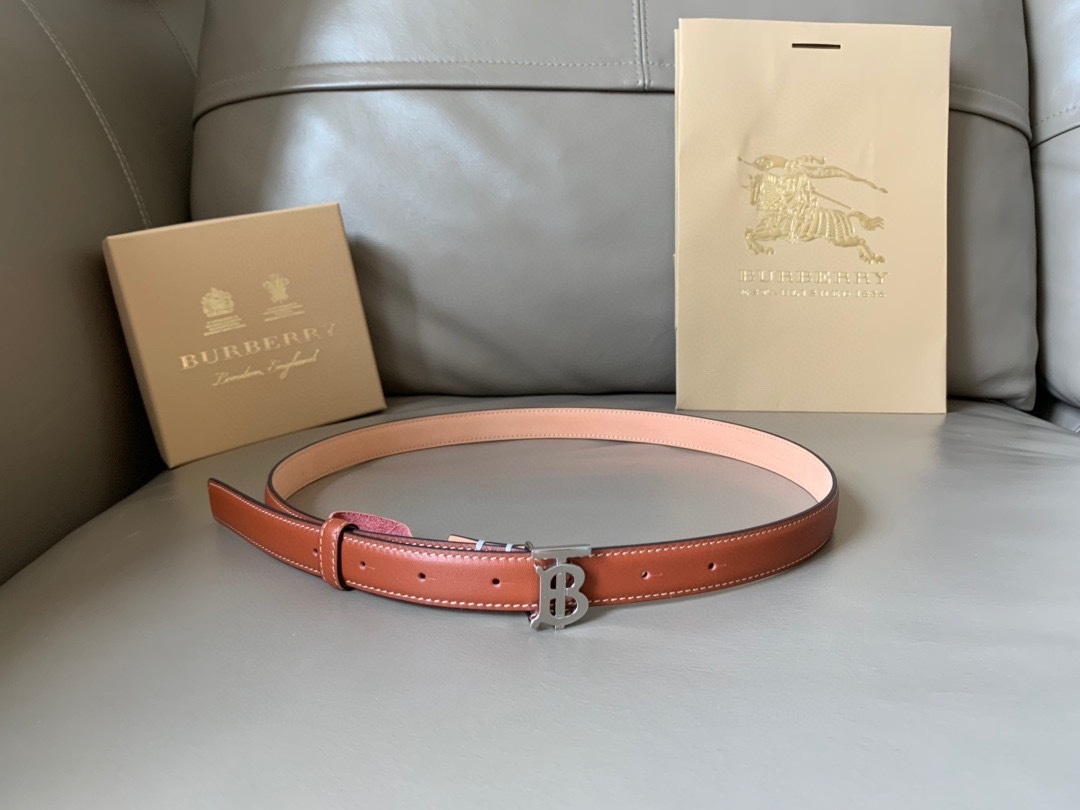 Burberry reversible leather belt with a palladium-plated Monogram motif plaque buckle.