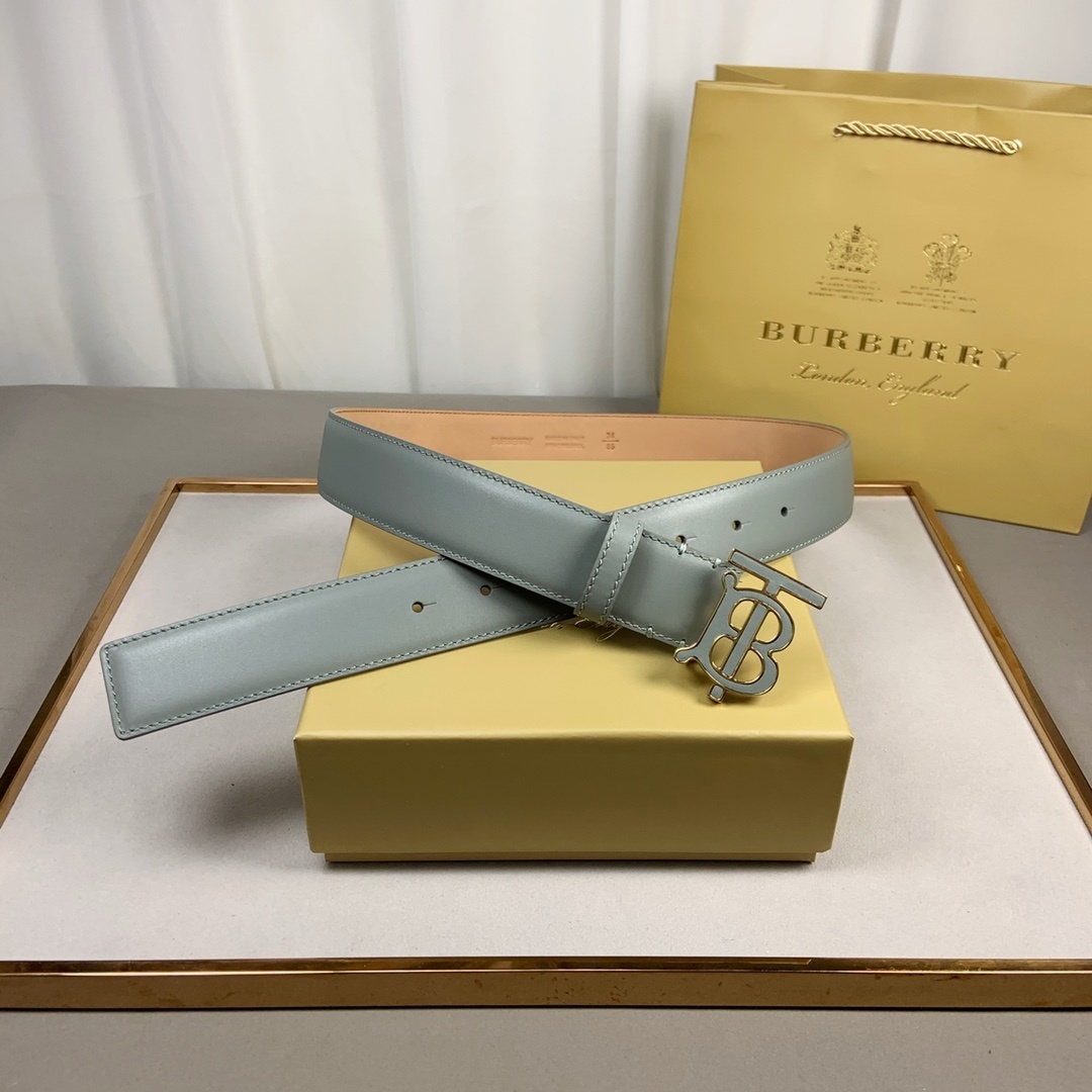 Burberry grey leather belt with a Thomas Burberry Monogram buckle.