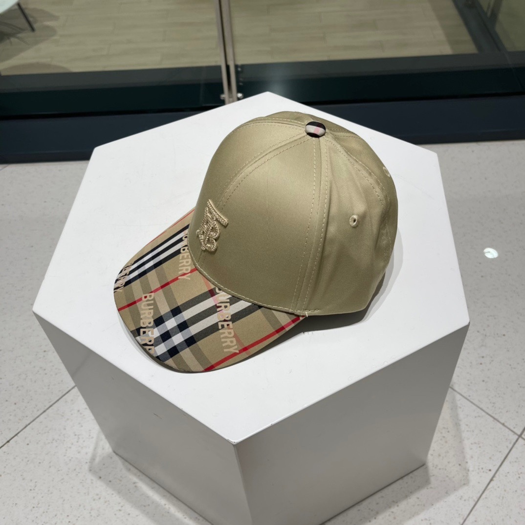 Burberry Check Cotton Baseball Cap in Archive Beige.