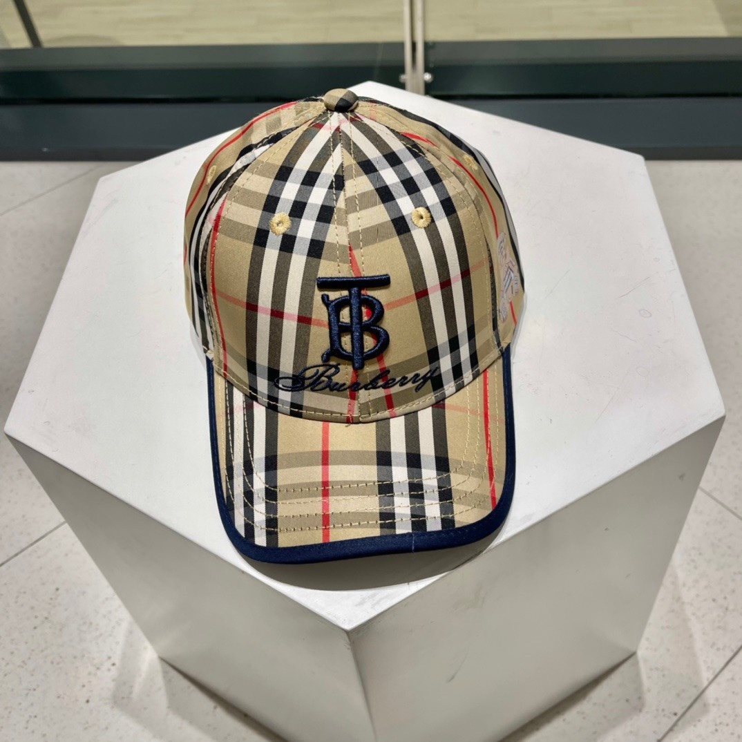 Burberry Check twill baseball cap in archive beige cotton with a blue TB logo embroidery.