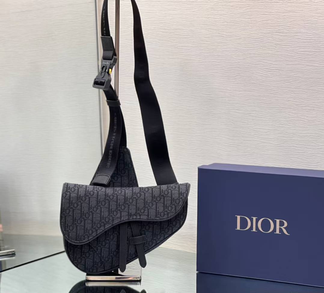 Dior Saddle bag in black Dior Oblique jacquard and black grained calfskin