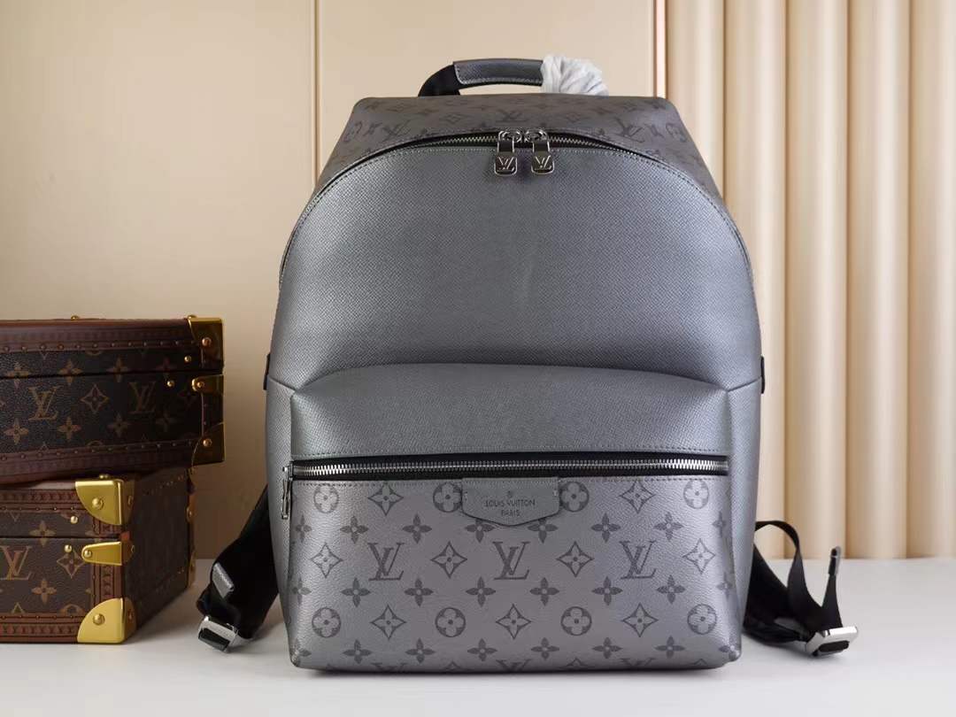 LV Discovery Backpack PM in the gunmetal gray color and Taïgarama coated canvas and leather