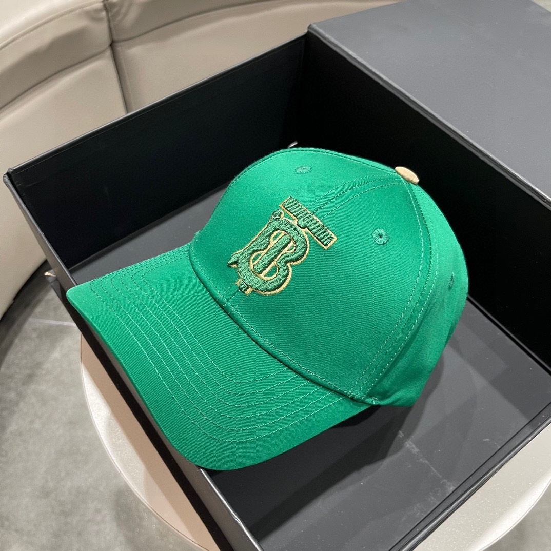 Burberry green baseball cap with an embroidered logo.