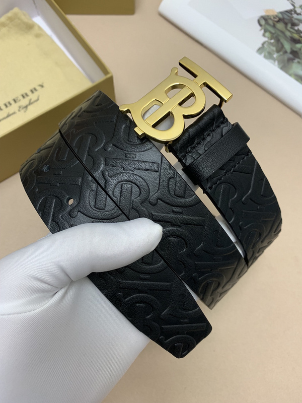 Burberry Monogram Buckle Reversible Leather Belt with a gold-plated Thomas Burberry Monogram buckle.