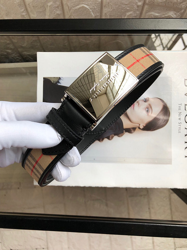 Burberry reversible check belt in beige e-canvas and black leather with a silver-tone buckle.