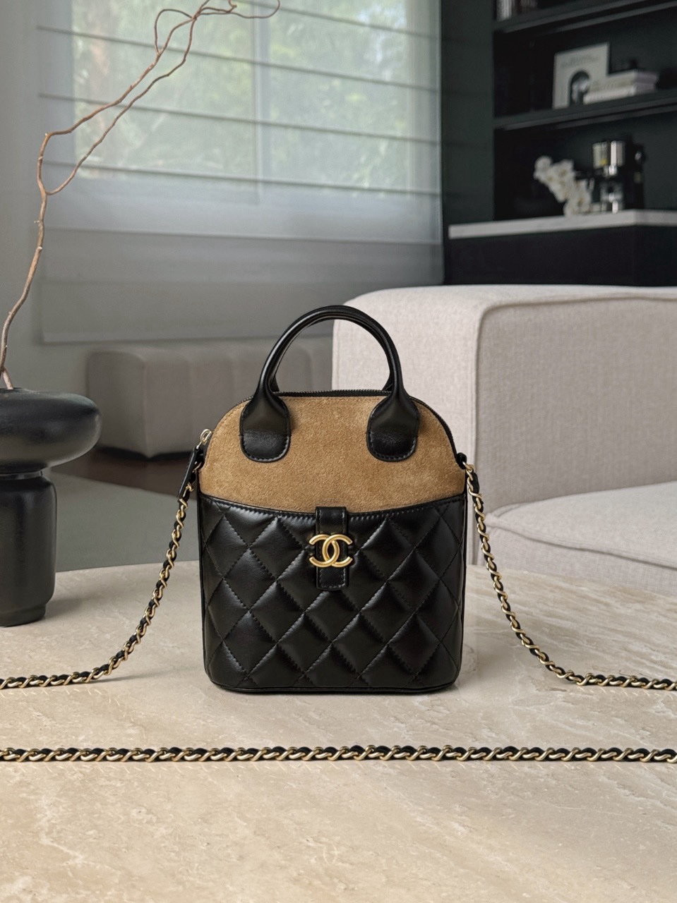 Chanel 25A hobo bag in black and beige suede and calfskin leather Size 16×6×18cm