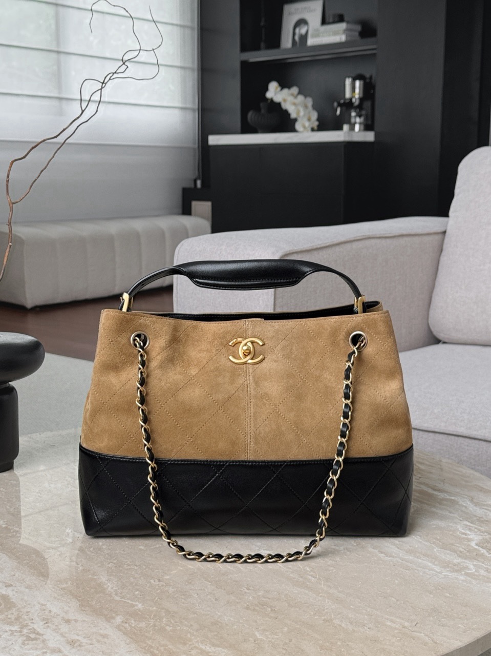 Chanel 25A two-tone tote bag in beige suede and black calfskin with gold-tone hardware Size 24x36x14cm