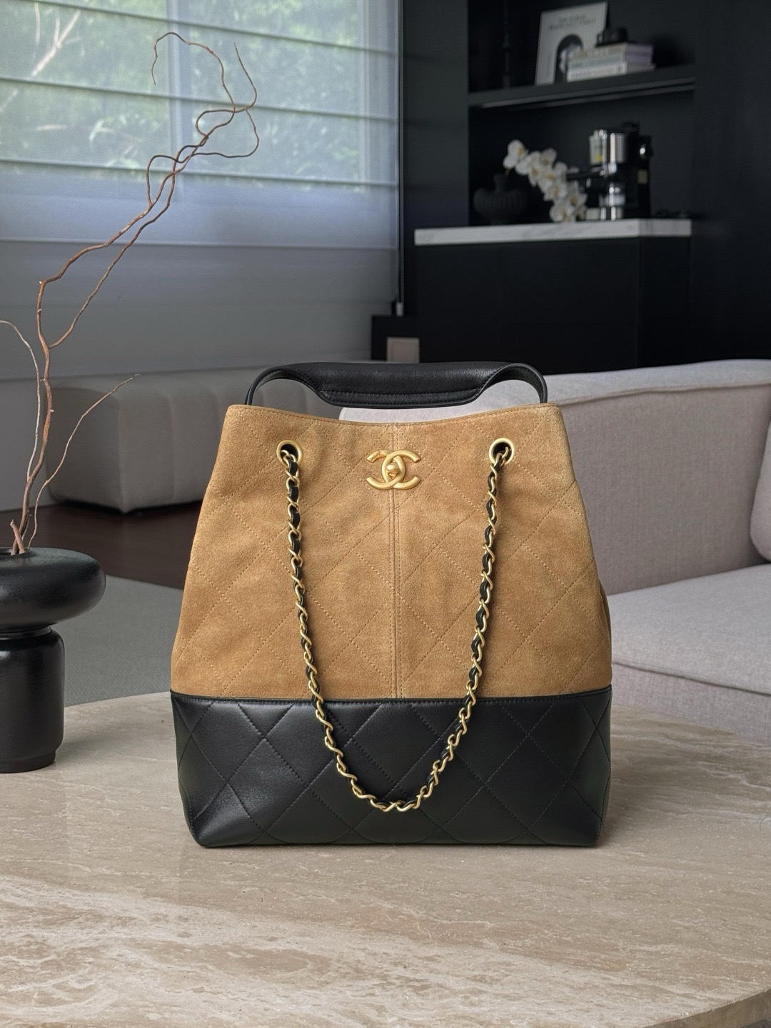 Chanel 25A Suede Calfskin and Shiny Lambskin Quilted Large Shopping Bag in beige and black Size 33x29x11cm