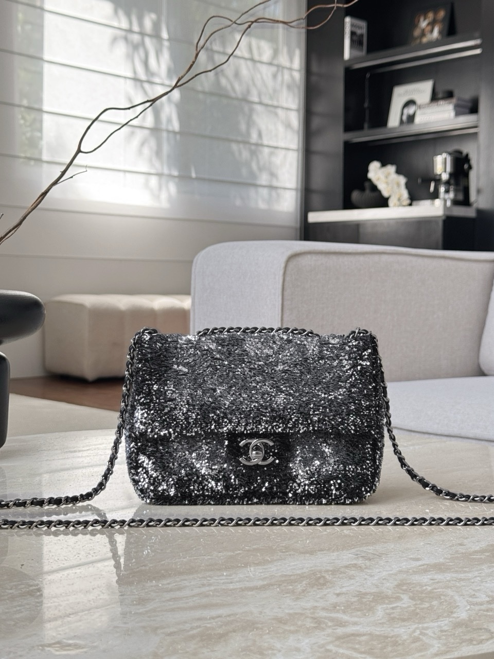 Chanel flap bag in black and silver sequins 14x21x8cm