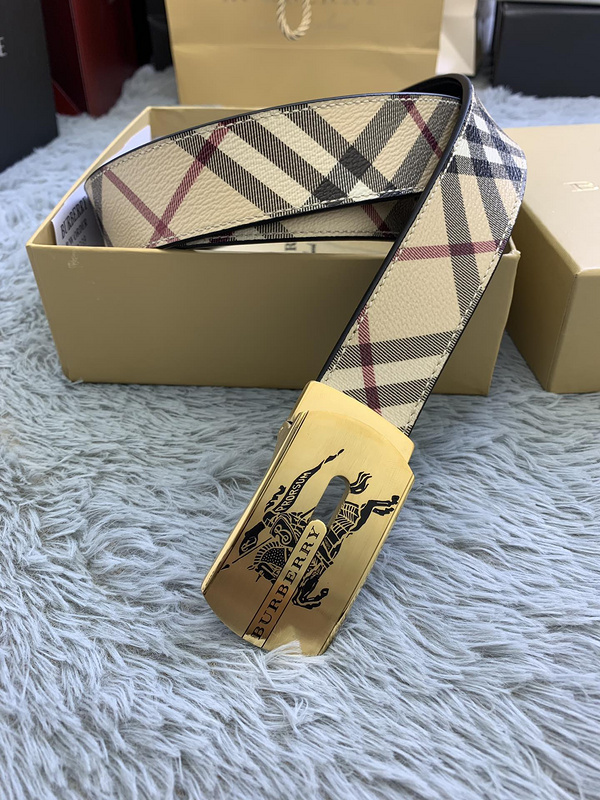 Burberry Check and Leather Reversible Belt with a gold-tone buckle featuring the Equestrian Knight Design