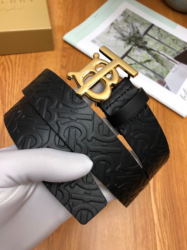 Burberry reversible leather belt with a gold-plated Thomas Burberry Monogram plaque buckle.