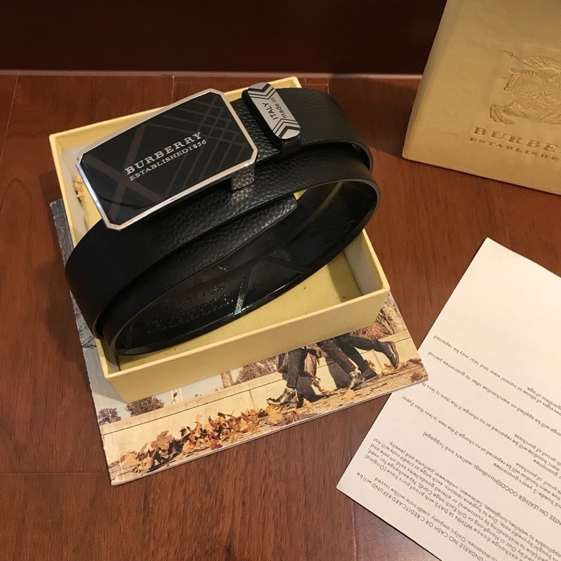 Burberry black leather Belt with a logo plaque buckle.