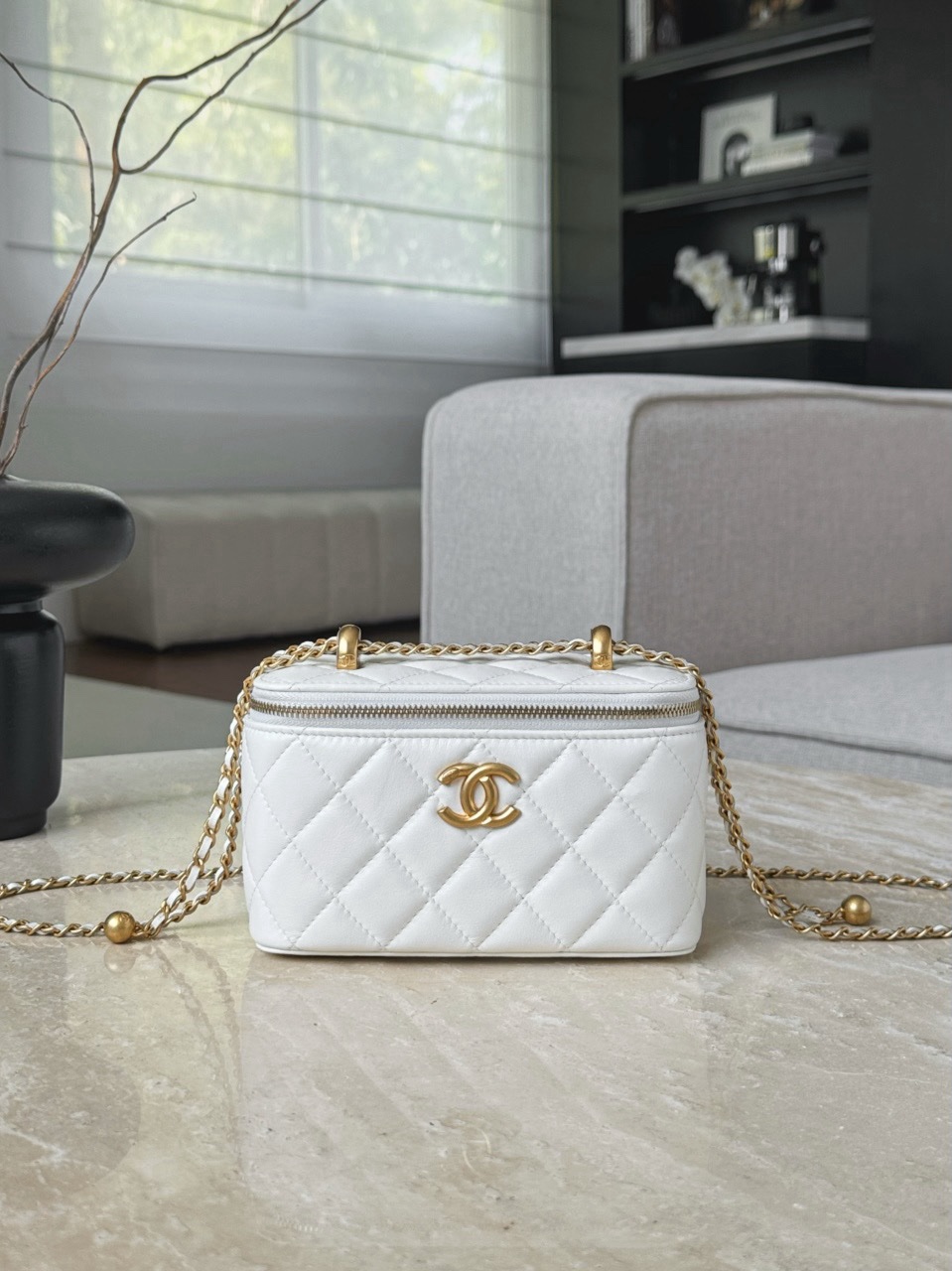 Chanel vanity case with chain in white lambskin leather Size 9.5x17x8cm