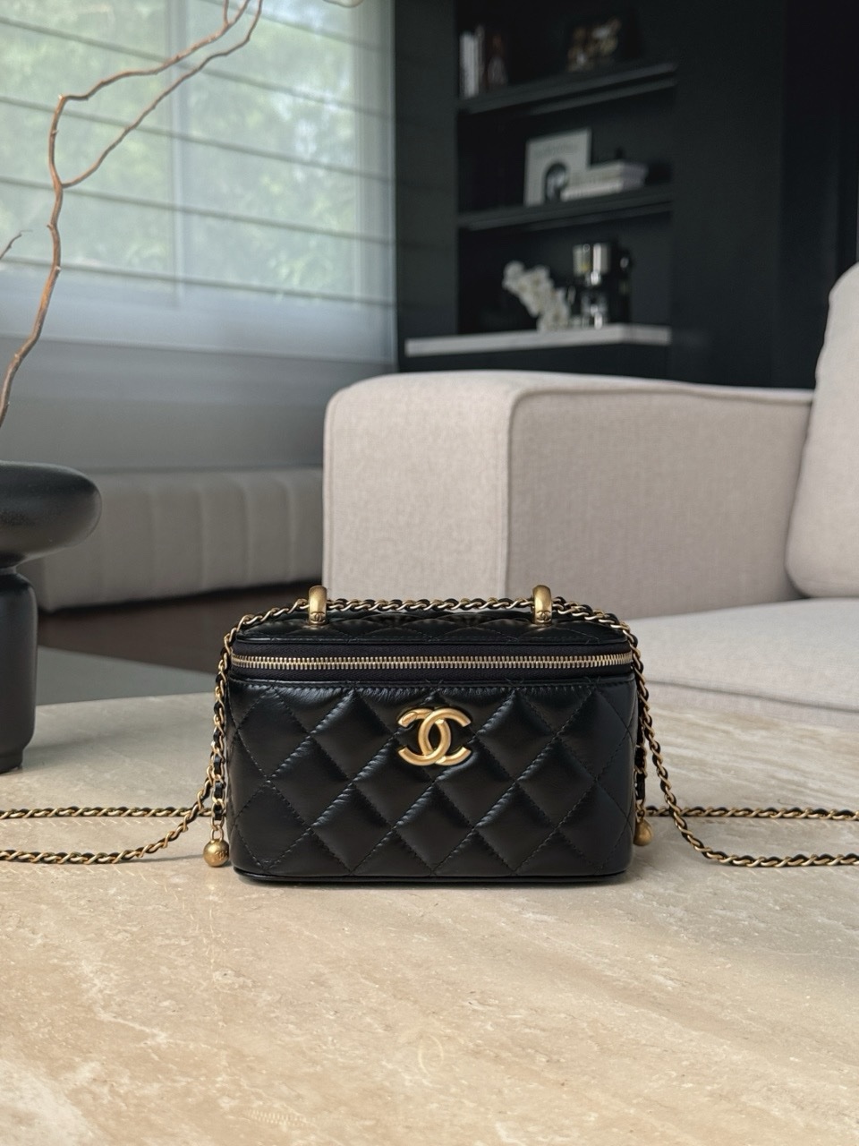 Chanel Vanity Case in black lambskin with gold-tone hardware Size 9.5x17x8cm