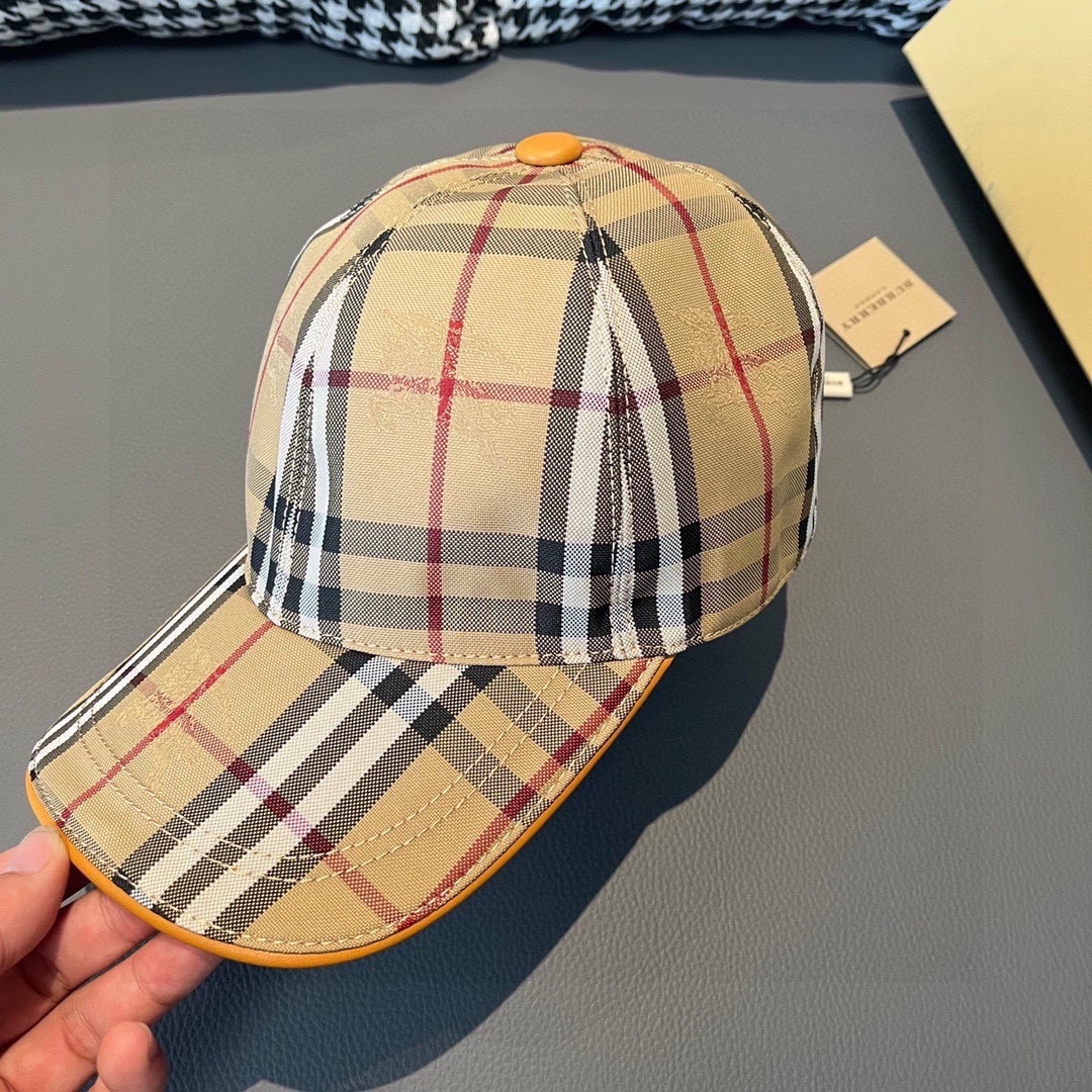Burberry Check Cotton Baseball Cap in Archive beige.