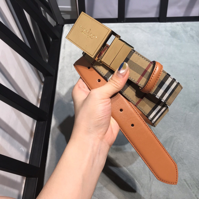 Burberry Reversible Check TB Belt in archive beige and gold-plated hardware, crafted from polyurethane, polyester, cotton, acrylic, and leather