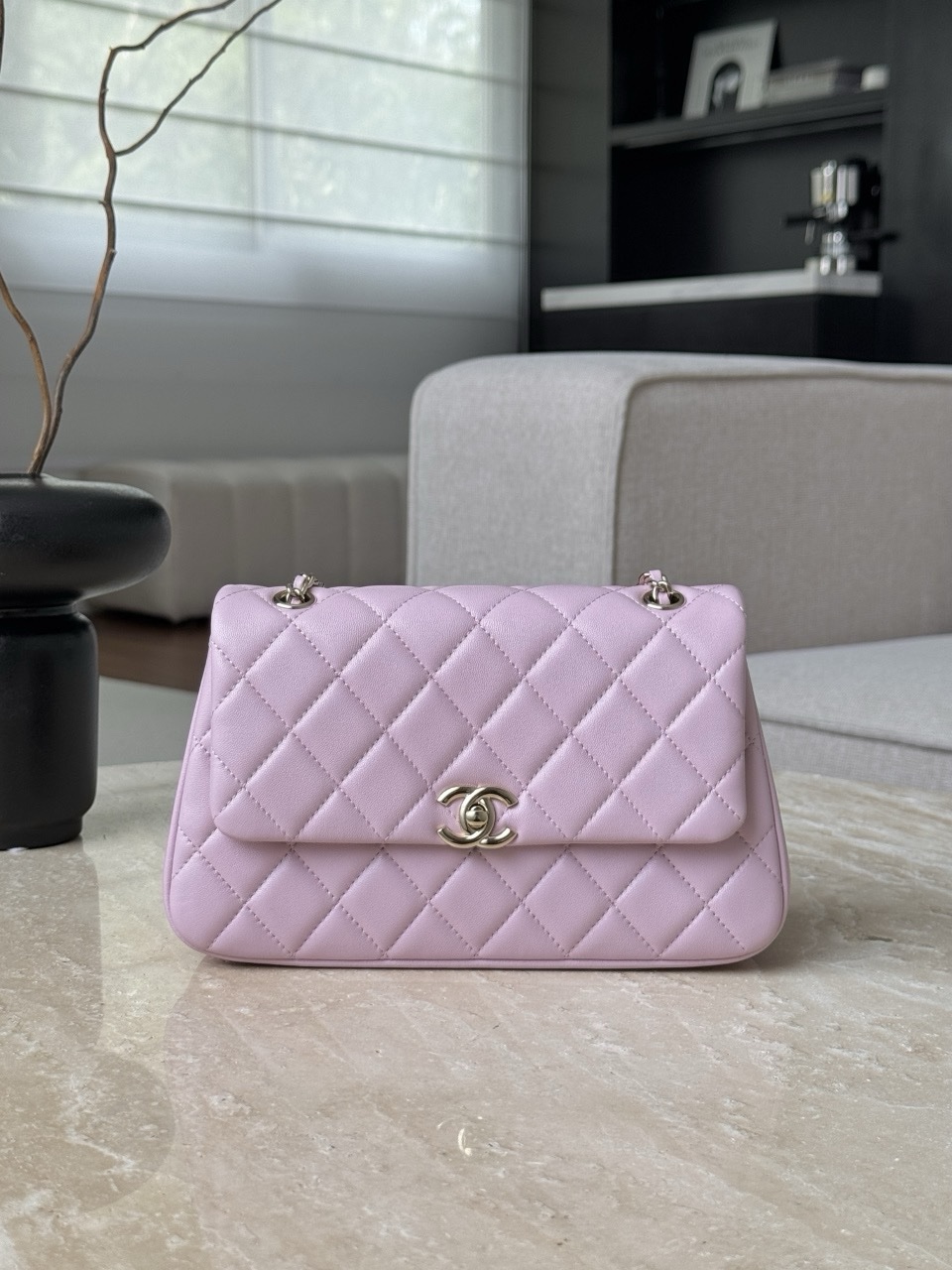 Chanel 22P Small Coco Handle bag in pink caviar leather with light gold hardware Size 14×22.5×5.8cm