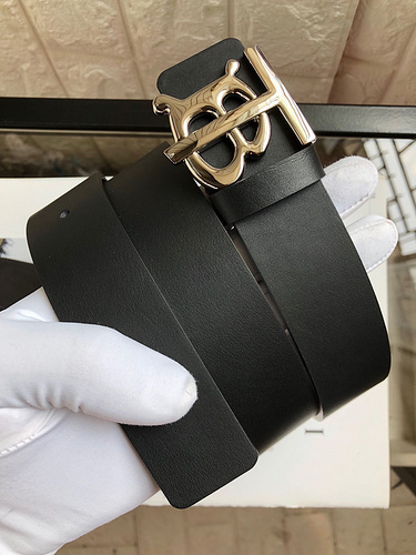 Burberry TB Buckle belt in black leather with a gold-tone or silver-tone monogram buckle