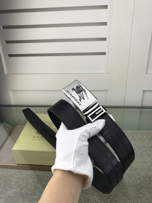 Burberry belt with a horse logo buckle and stepless adjustment