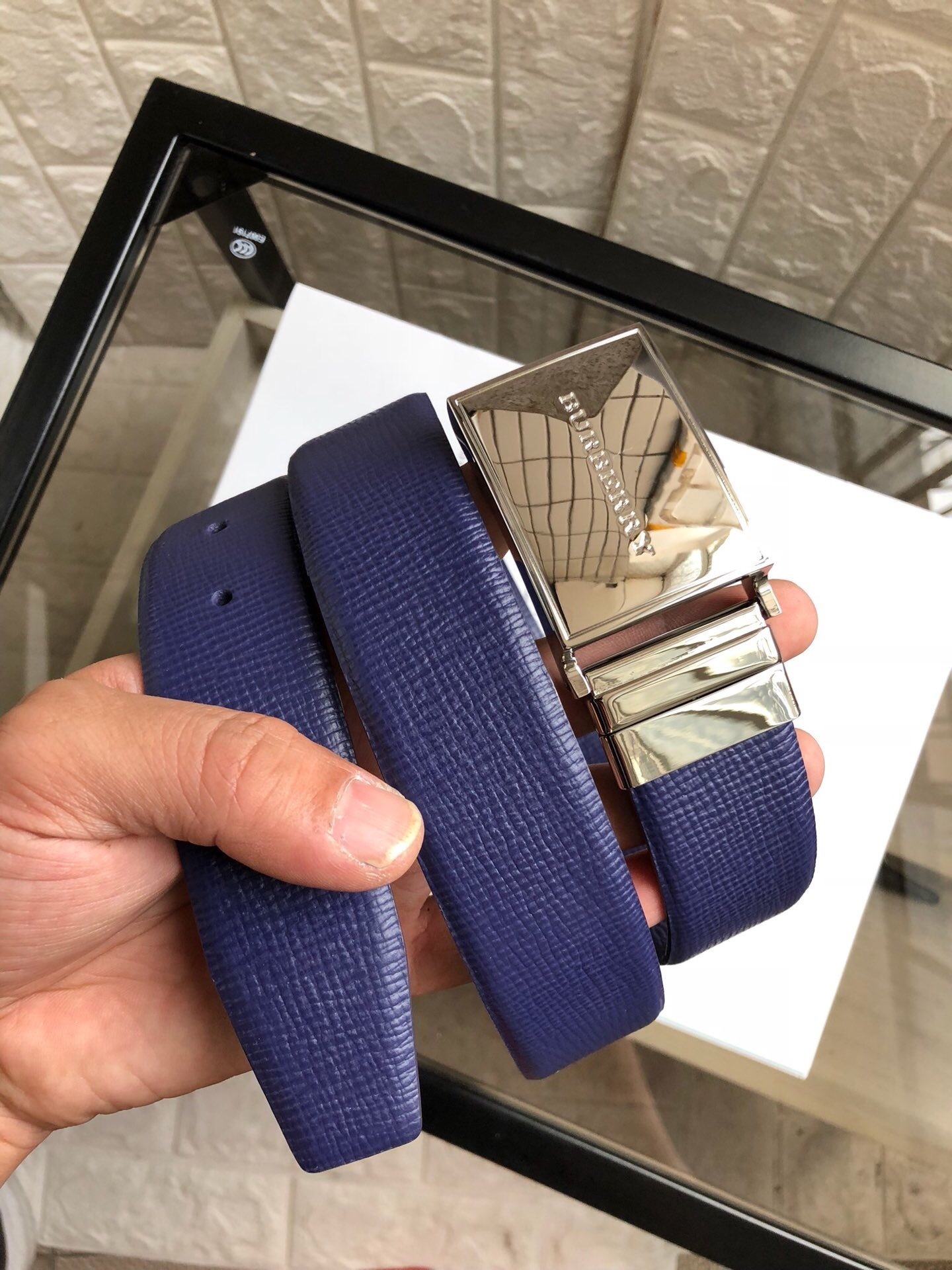 Burberry reversible leather belt with a plaque buckle in navy blue