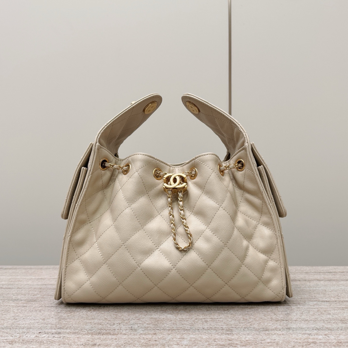 Chanel Code 10306 25S small hobo handbag in a light beige or gold grained calfskin leather Size 26x30x14cm