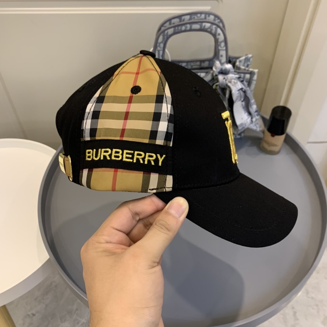 Burberry Vintage Check baseball cap with a black base and an embroidered logo