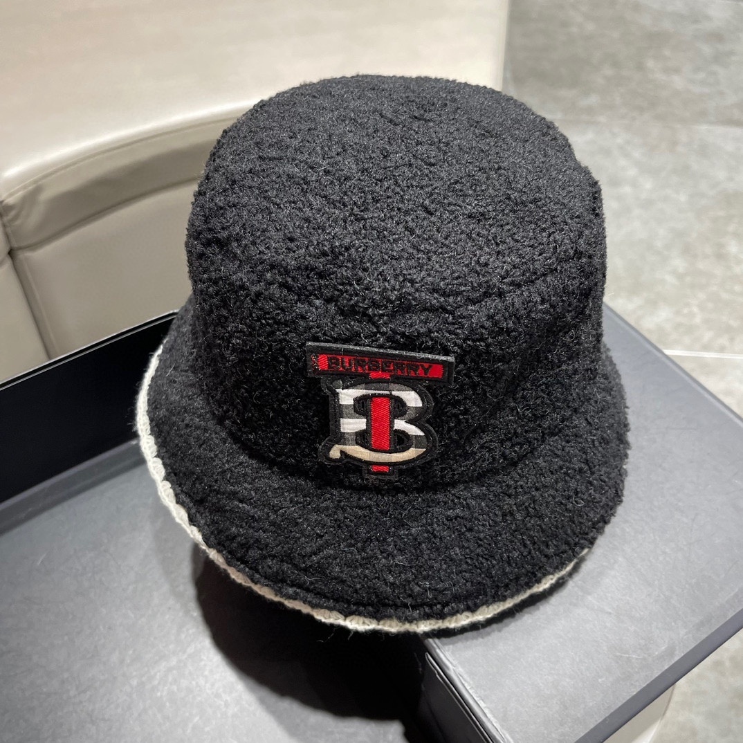 black faux shearling Burberry reversible bucket hat