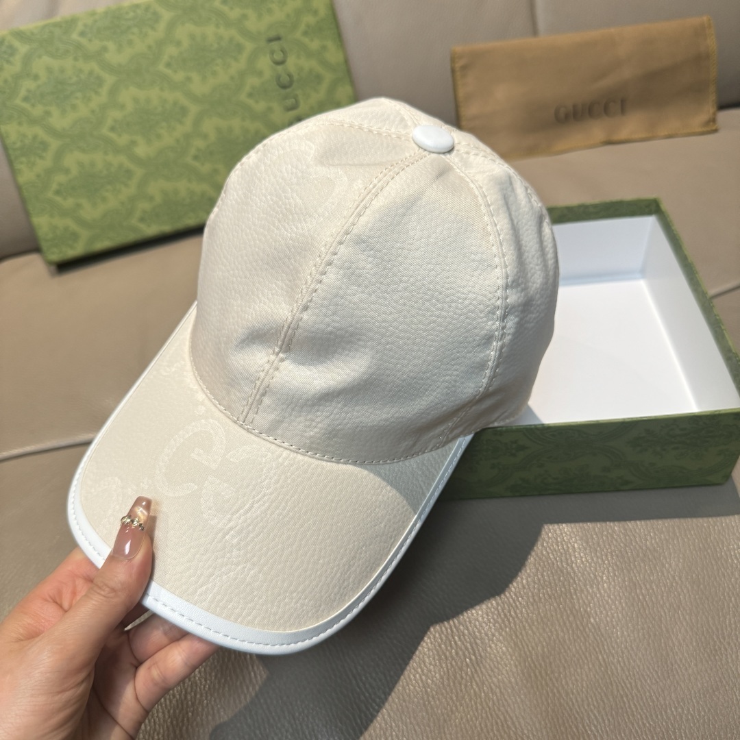 Gucci Jumbo GG cotton and polyester baseball cap in a cream or beige color