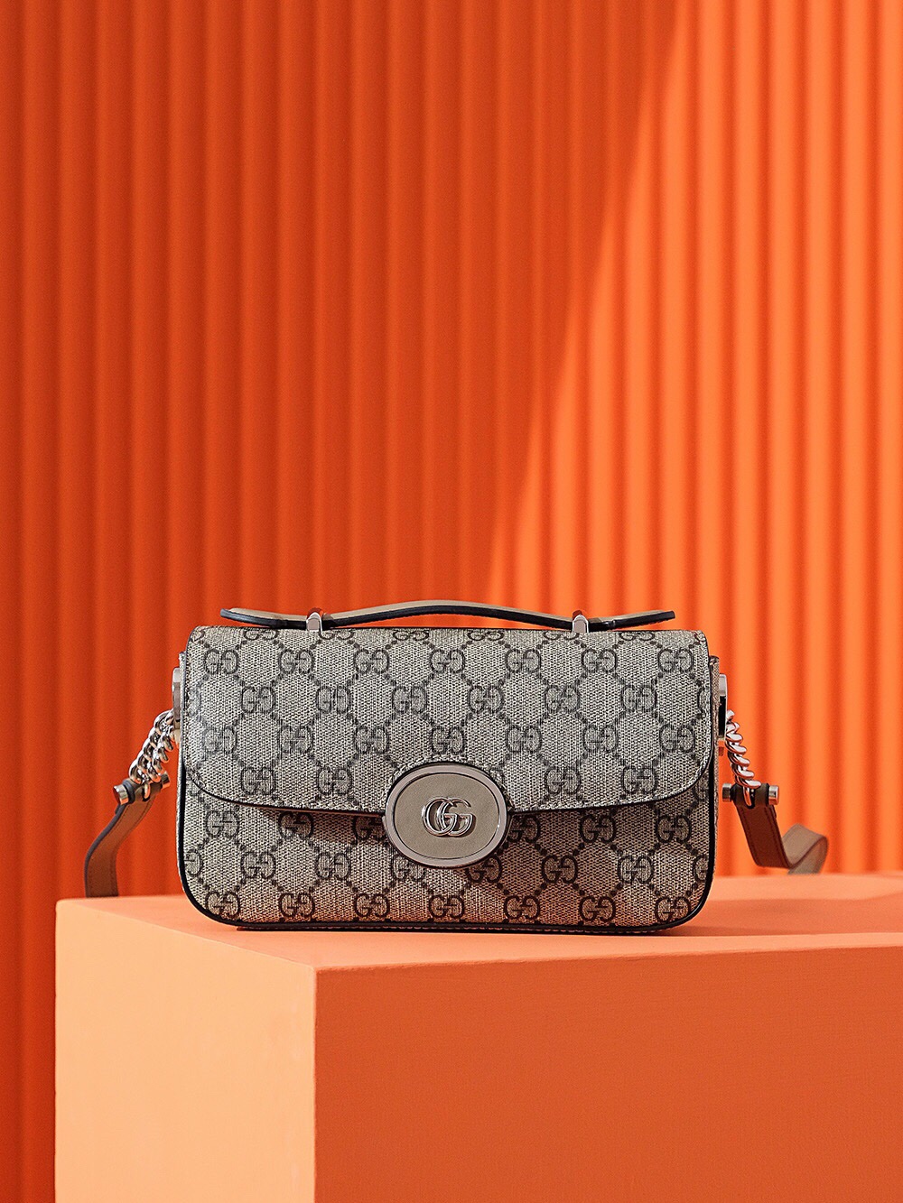 Gucci 𝐏𝐄𝐓𝐈𝐓𝐄 𝐆𝐆 739722  Gucci Petite GG mini shoulder bag in beige and ebony GG Supreme canvas Size 21*10*5𝐜𝐦