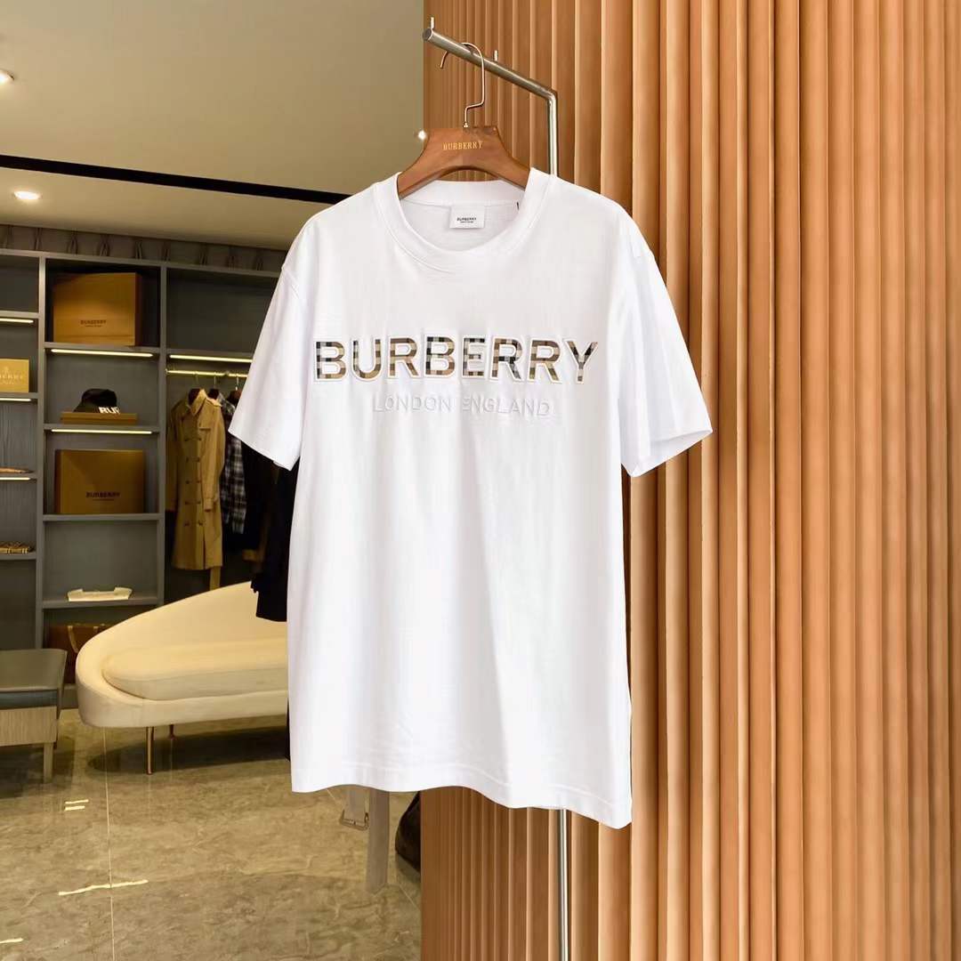 Burberry Logo-Print Cotton T-shirt with a crew neck and short sleeves.