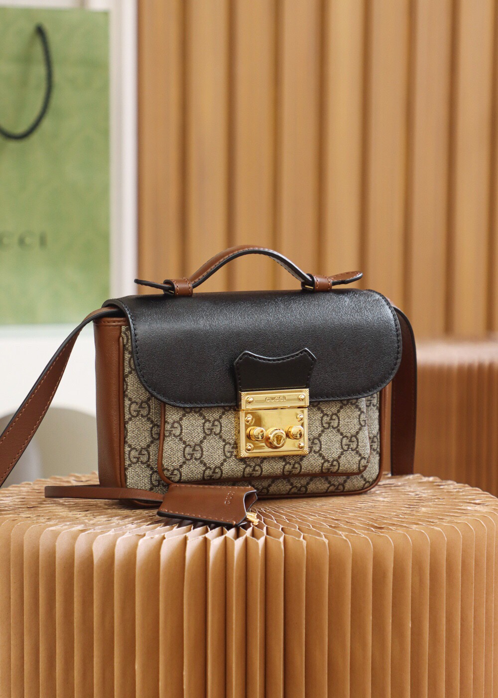 Gucci Padlock Messenger Bag 658487GG leather crossbody bag in beige and brown Size 21*14*5cm