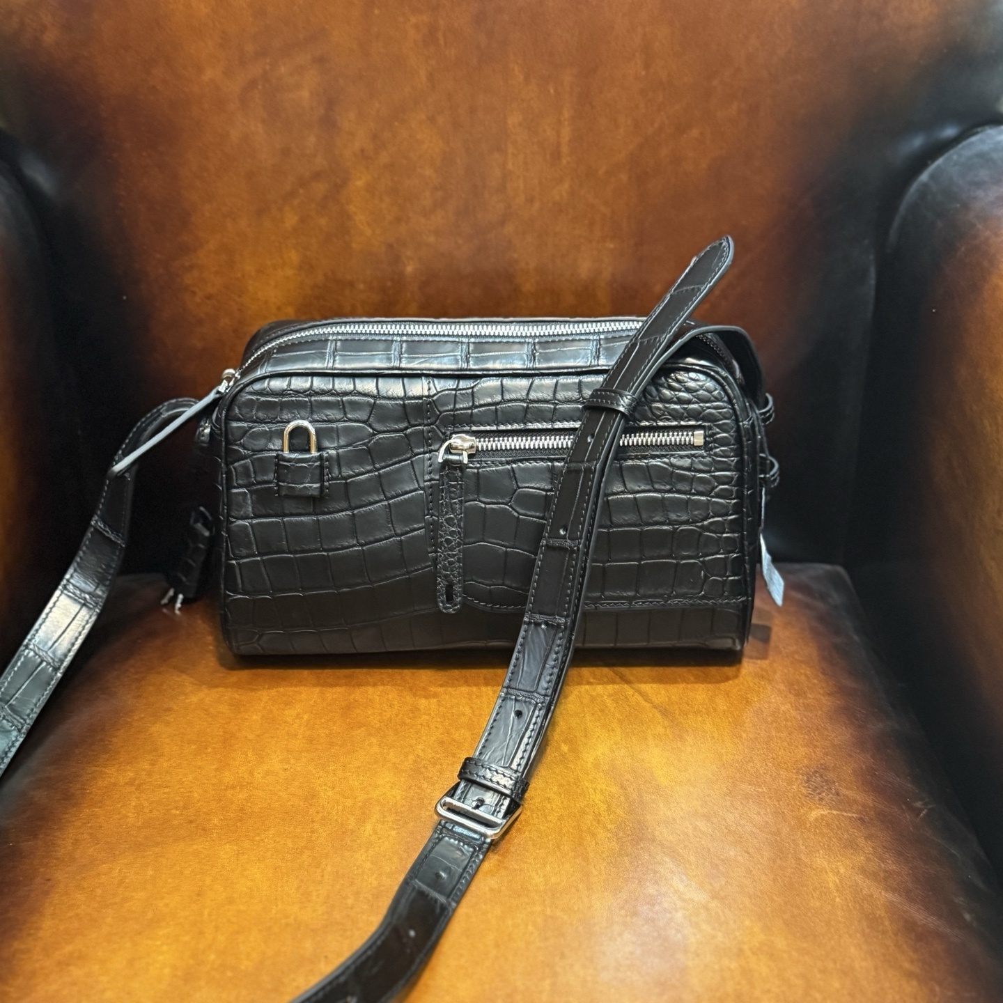 black crocodile-effect leather crossbody bag.