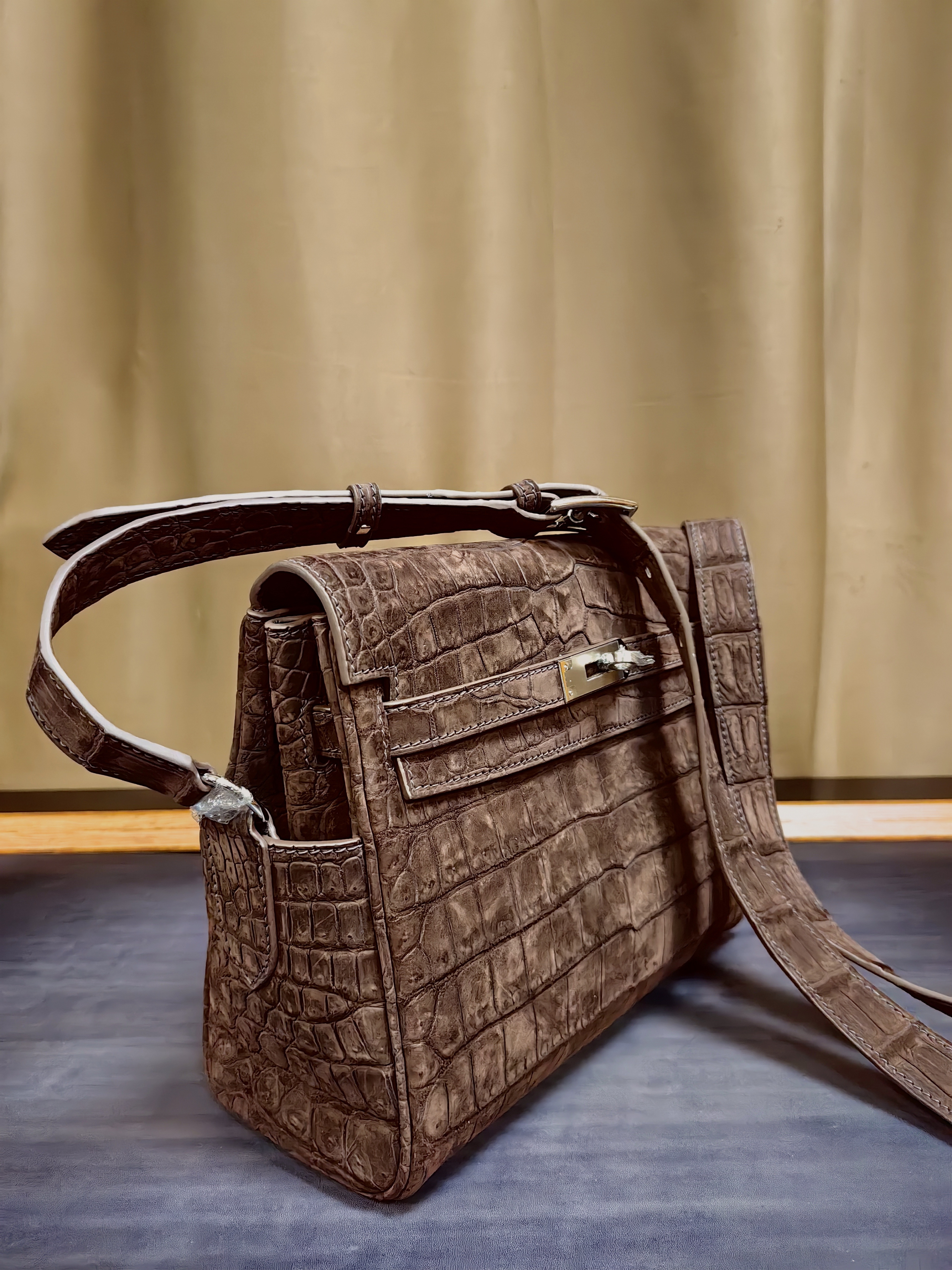 Hermès Kelly Pochette clutch bag in Gris Eléphant shiny crocodile or alligator leather