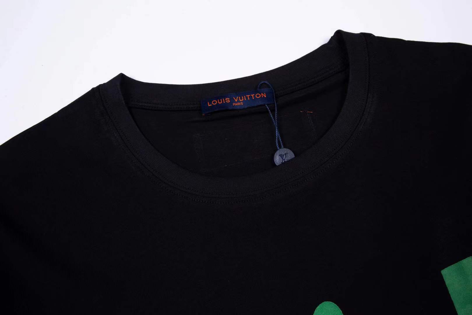 LV printed crew-neck t-shirt bear graphic wearing sunglasses