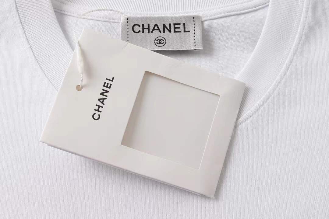 chanel t-shirt with a blue floral logo