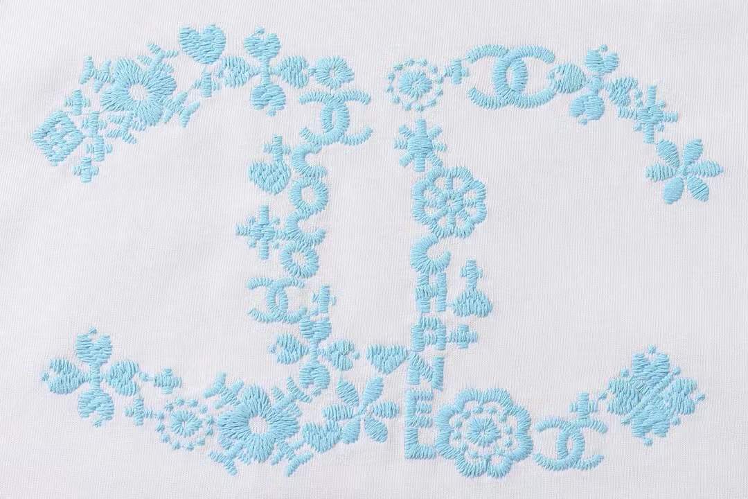 chanel t-shirt with a blue floral logo