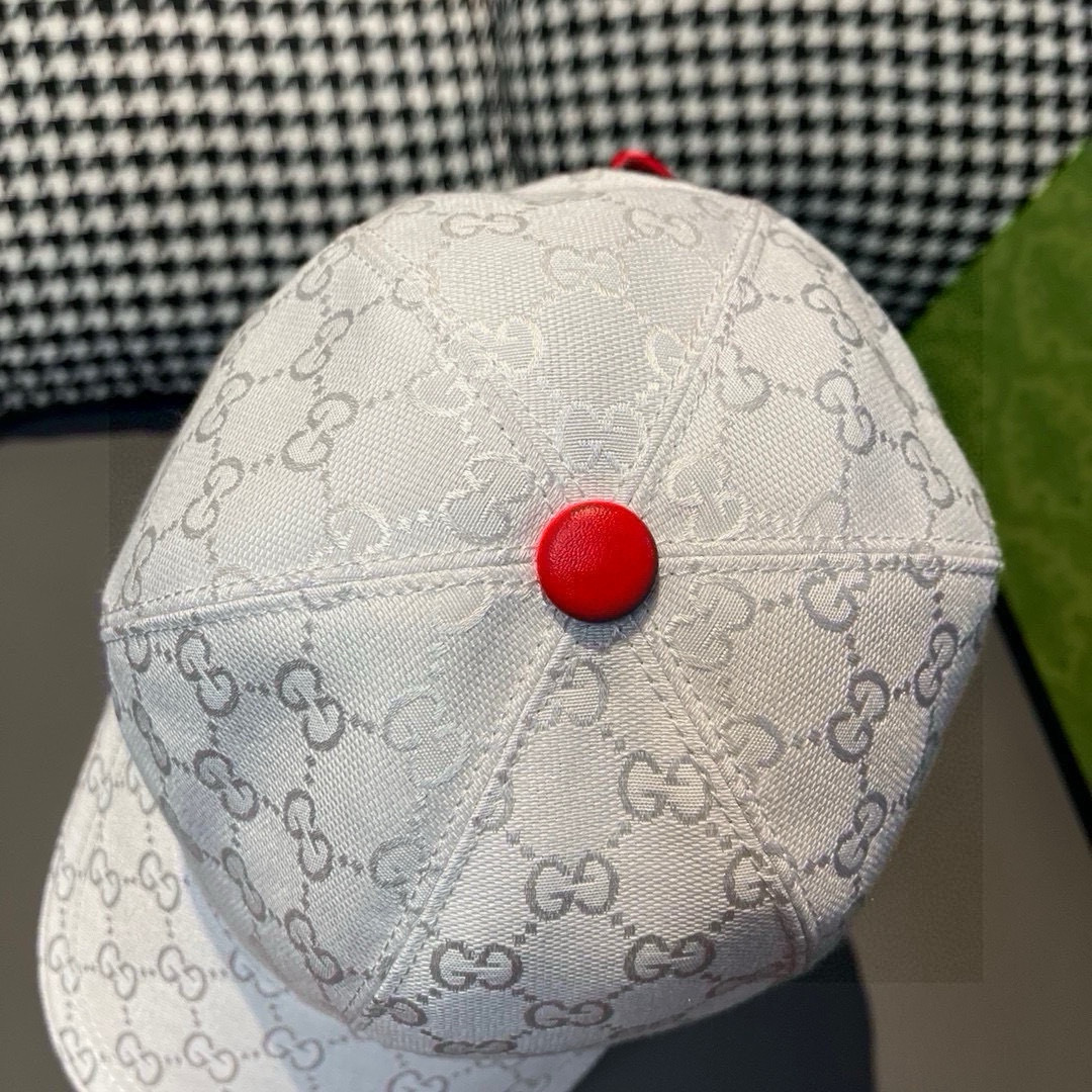 Gucci GG canvas baseball cap in white with a red and green web stripe