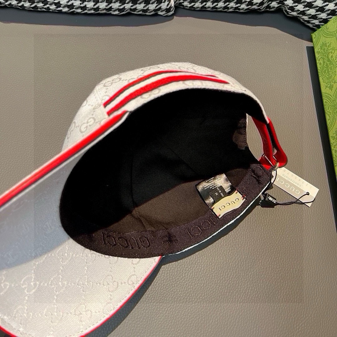 Gucci GG canvas baseball cap in white with a red and green web stripe