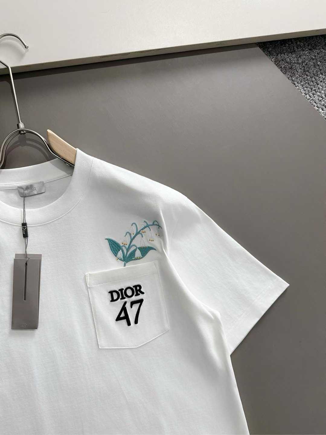 Dior 47 T-shirt with a pocket and a floral graphic