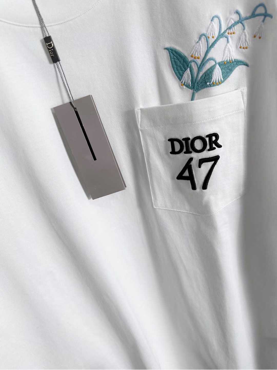 Dior 47 T-shirt with a pocket and a floral graphic