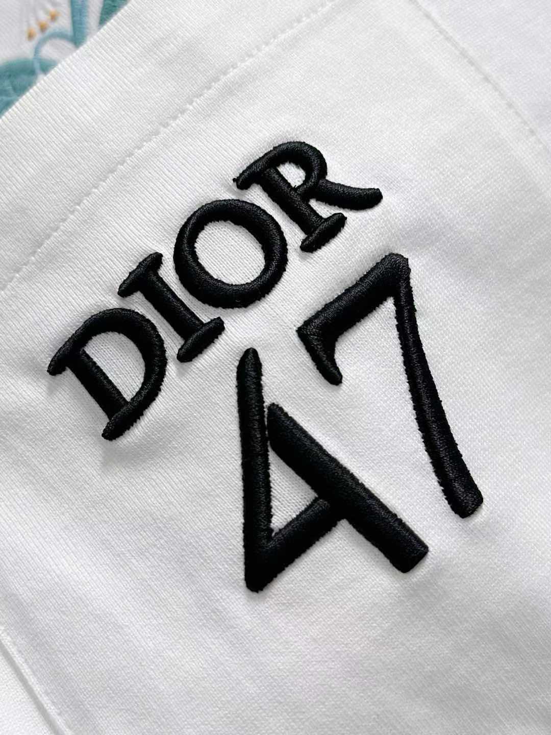 Dior 47 T-shirt with a pocket and a floral graphic