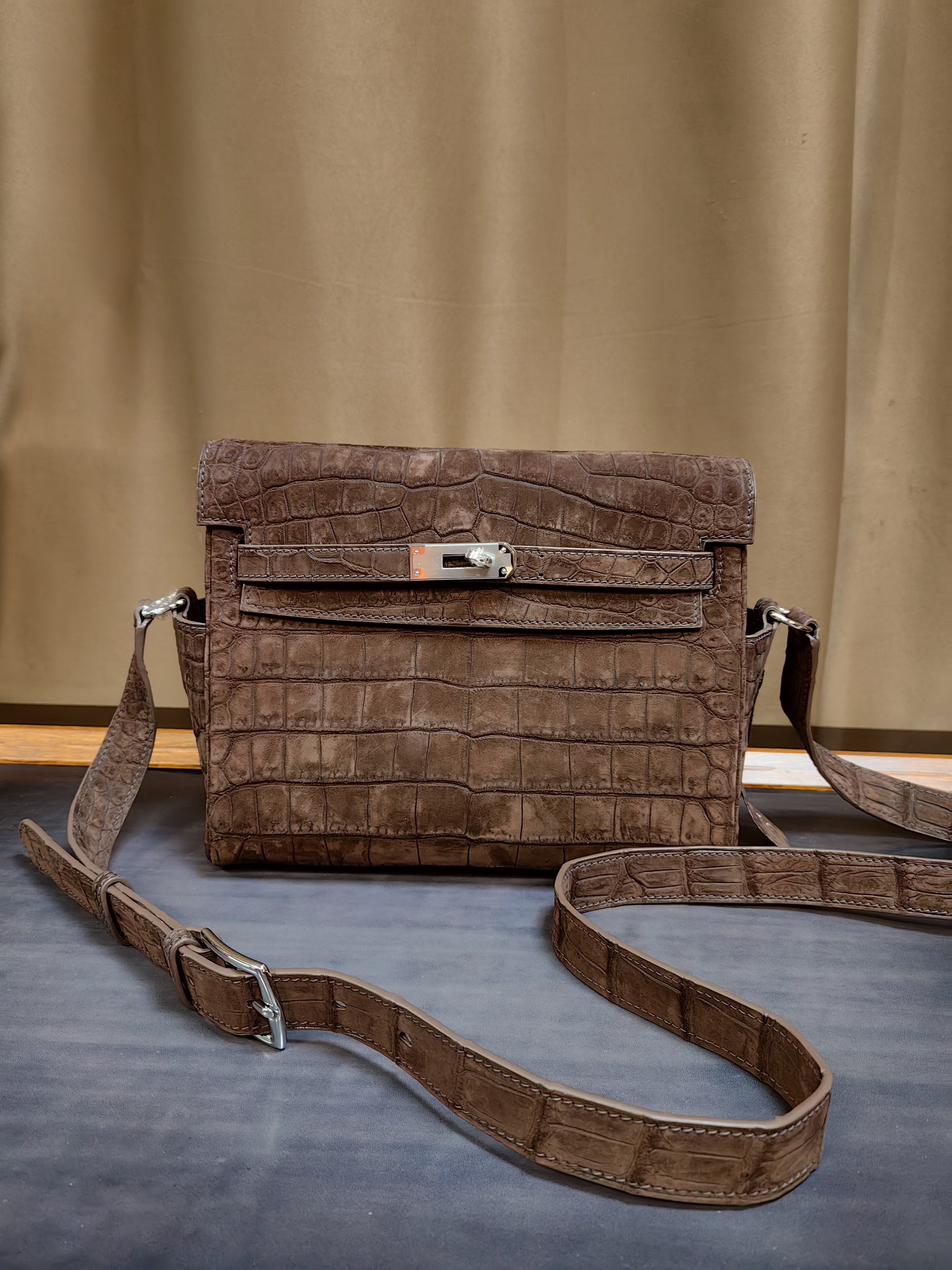 Hermès Kelly Pochette clutch bag in Gris Elephant matte alligator or crocodile leather with palladium hardware.