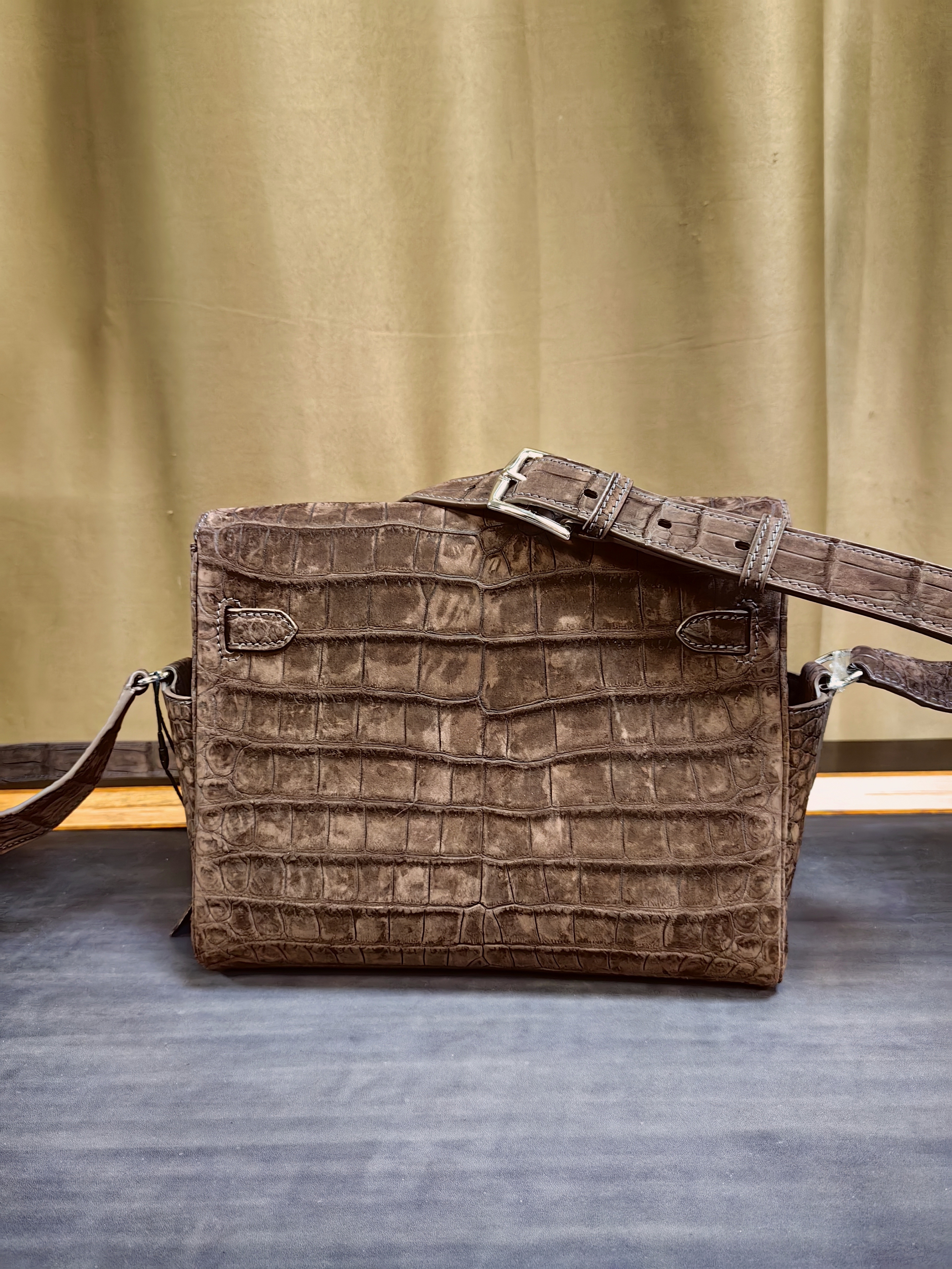Hermès Kelly Pochette clutch bag in Gris Elephant matte alligator or crocodile leather with palladium hardware.