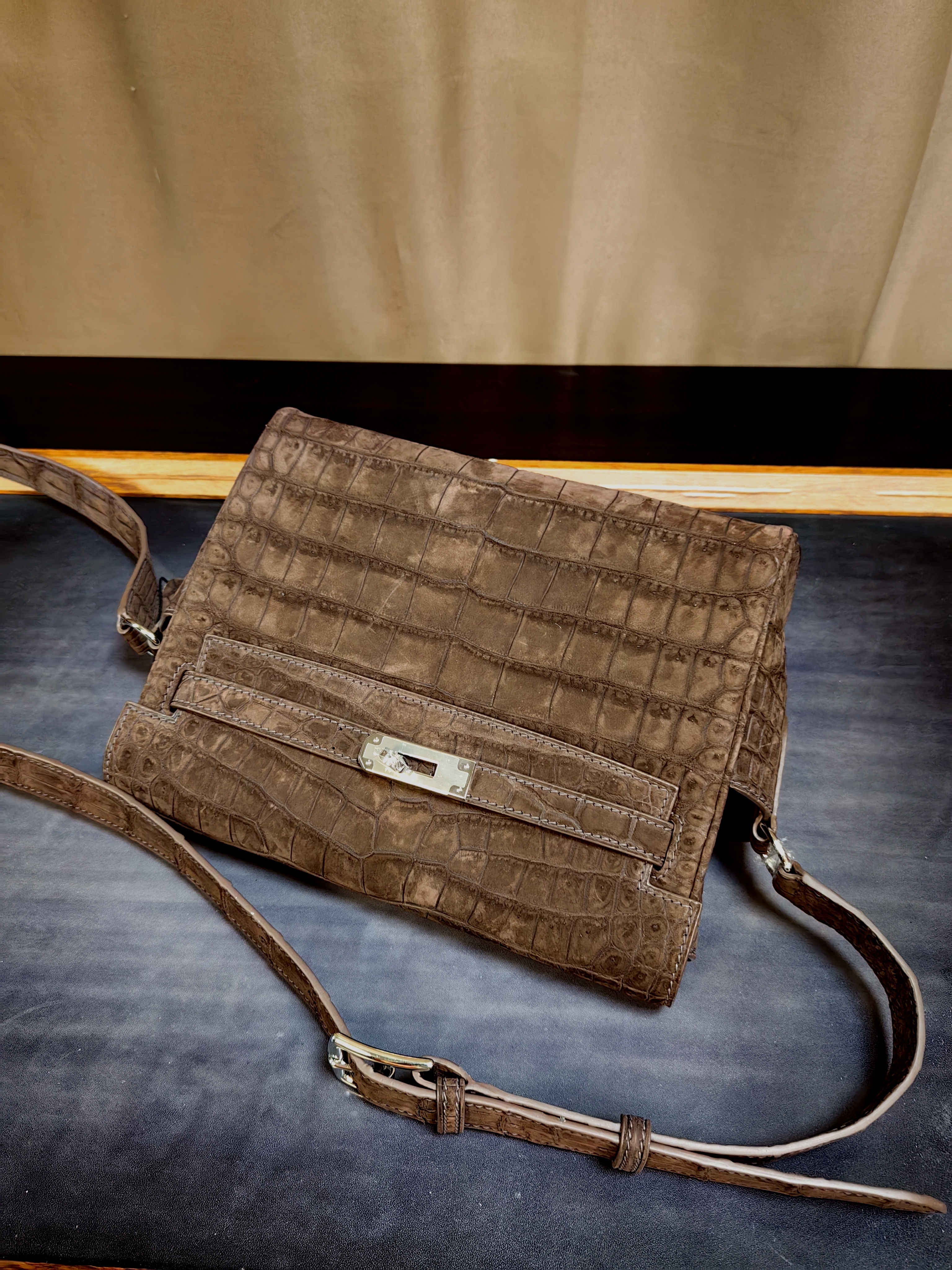 Hermès Kelly Pochette clutch bag in Gris Elephant matte alligator or crocodile leather with palladium hardware.